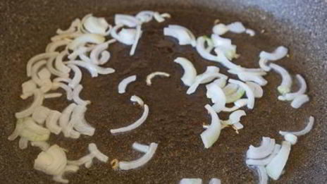 яичница-болтунья с лисичками и луком