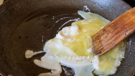 яичница-болтунья с лисичками и луком