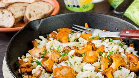 яичница-болтунья с лисичками и луком