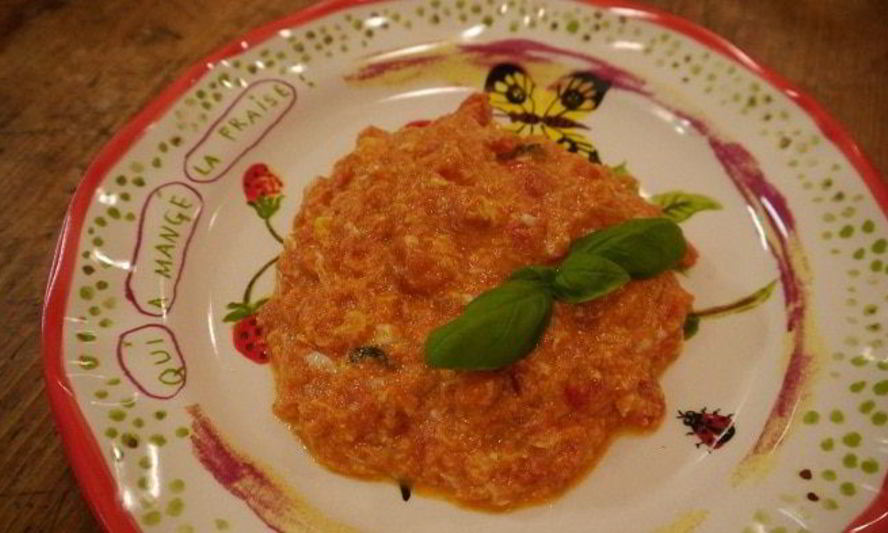 Рецепт яичница-болтунья с помидорами и базиликом