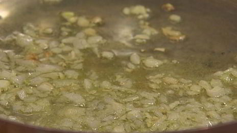 яичница-болтунья с помидорами и базиликом