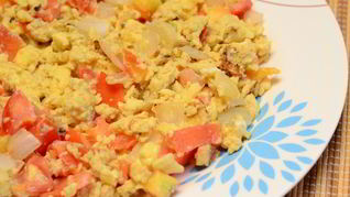 Яичница-болтунья с помидорами