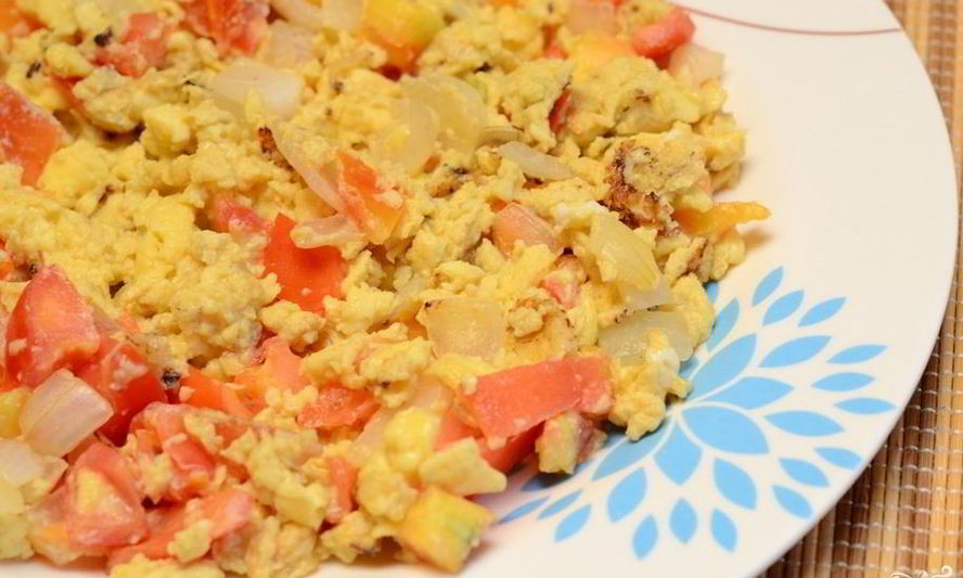 Рецепт яичница-болтунья с помидорами