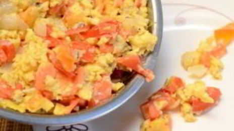 яичница-болтунья с помидорами