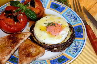 Яичница-глазунья на баклажанах