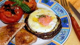 Яичница-глазунья на баклажанах