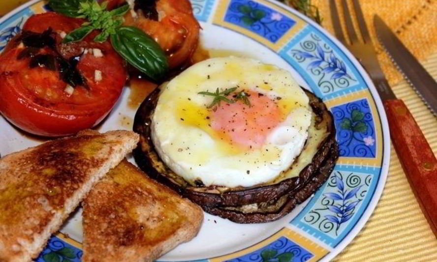 Рецепт яичница-глазунья на баклажанах