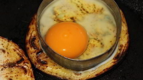 яичница-глазунья на баклажанах