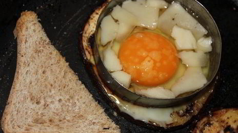 яичница-глазунья на баклажанах