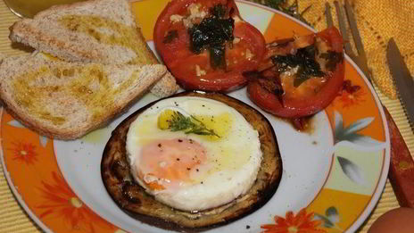 яичница-глазунья на баклажанах