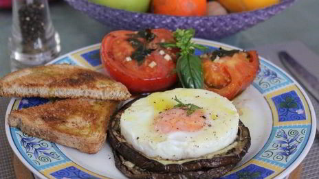 яичница-глазунья на баклажанах