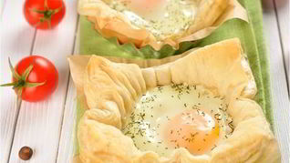 Яичница на слоеном тесте