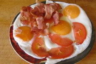 Яичница с беконом и помидорами