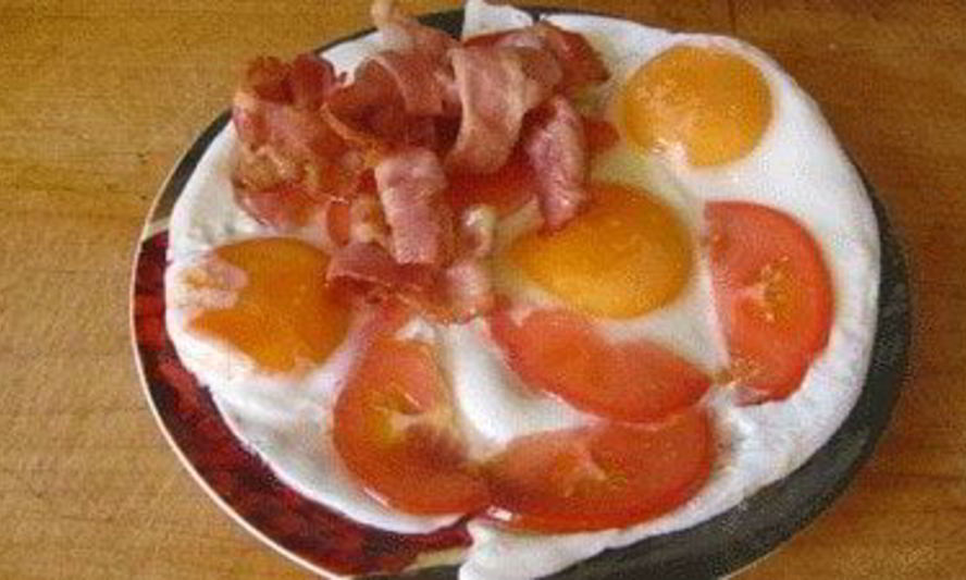 Рецепт яичница с беконом и помидорами