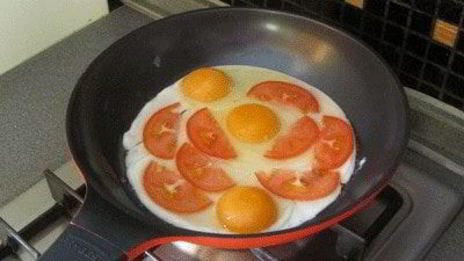 яичница с беконом и помидорами