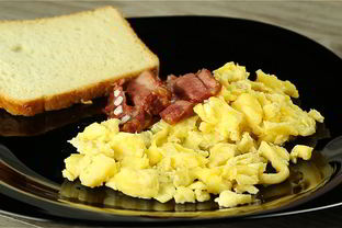 Яичница с беконом в микроволновке