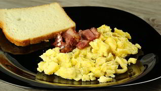 Яичница с беконом в микроволновке