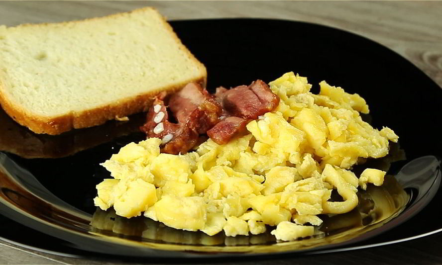 Рецепт яичница с беконом в микроволновке