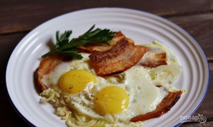 Рецепт яичницы с беконома