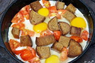 Яичница с гренками