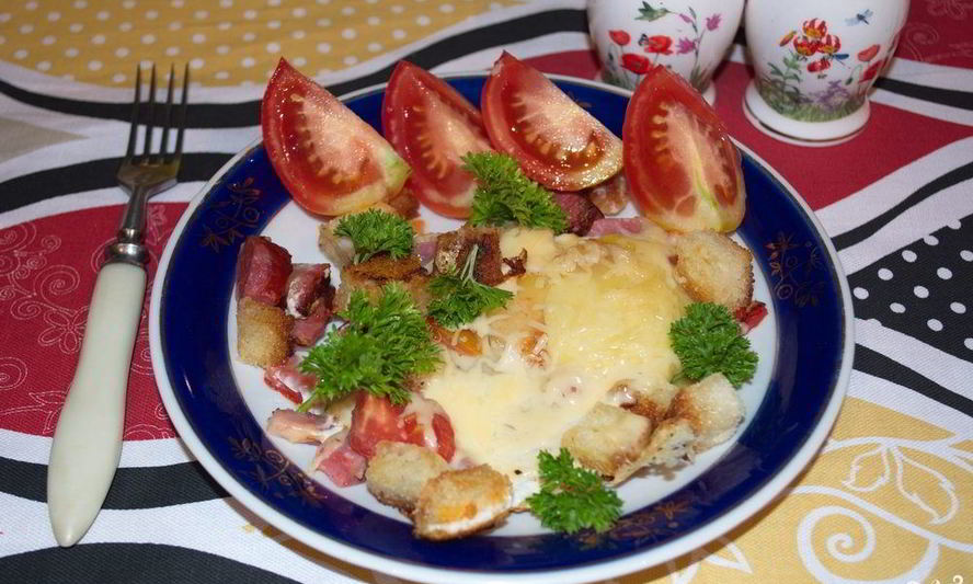 Рецепт яичница с колбасой и хлебом
