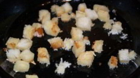 яичница с колбасой и хлебом