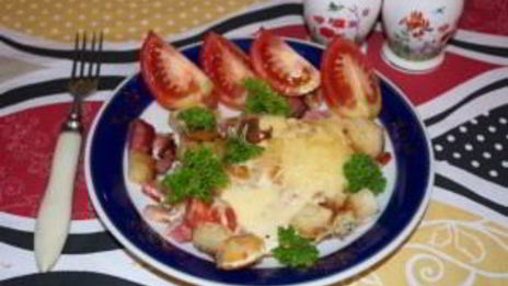 яичница с колбасой и хлебом