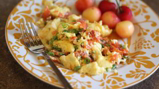 Яичница с колбасой