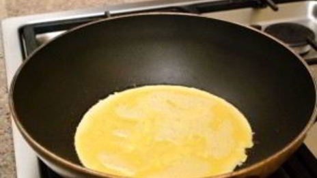 яичница с крабовыми палочками