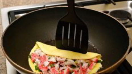 яичница с крабовыми палочками