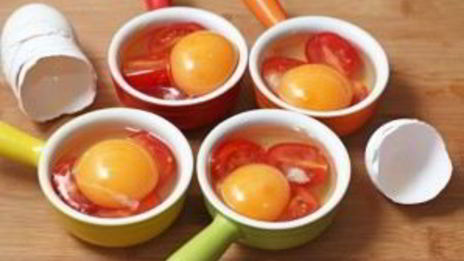 яичница с креветками и помидорами