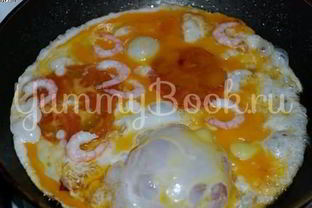 Яичница с креветками