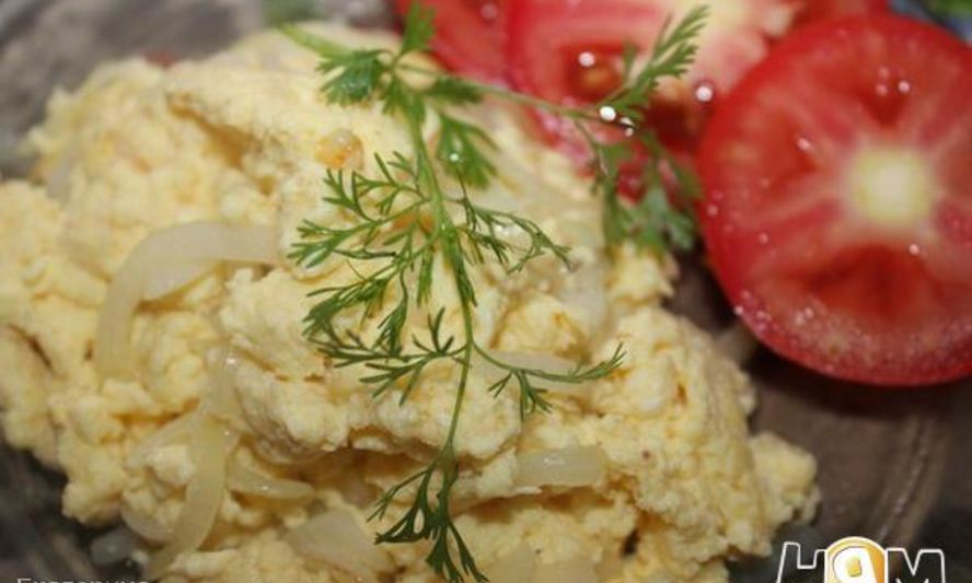 Рецепт яичница с луком