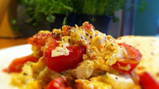 Яичница с помидорами и колбаской