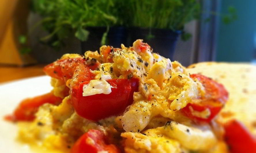 Рецепт яичница с помидорами и колбаской