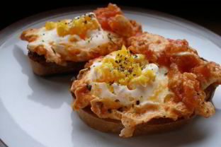 Яичница с помидорами и сыром