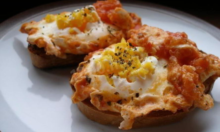 Рецепт яичница с помидорами и сыром