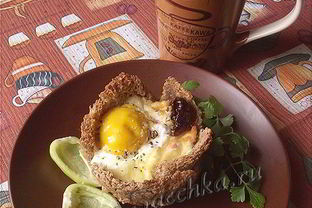 Яичница с помидорами и ветчиной в хлебе