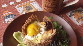 Яичница с помидорами и ветчиной в хлебе