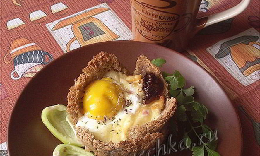 Рецепт яичница с помидорами и ветчиной в хлебе