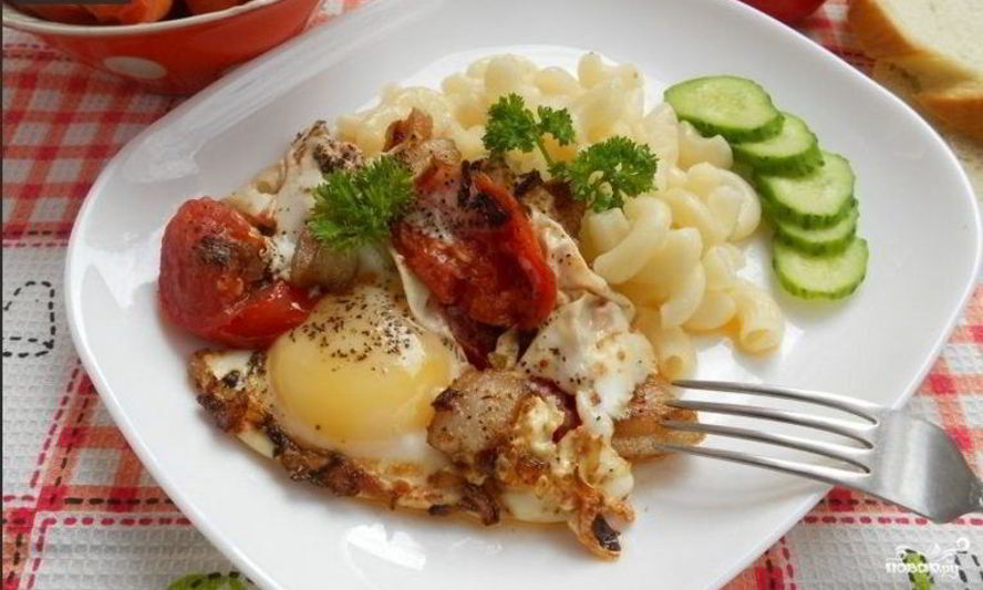 Рецепт яичница с салом и помидорами