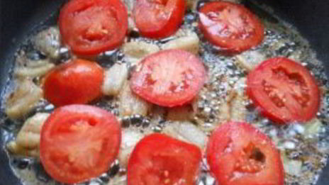 яичница с салом и помидорами