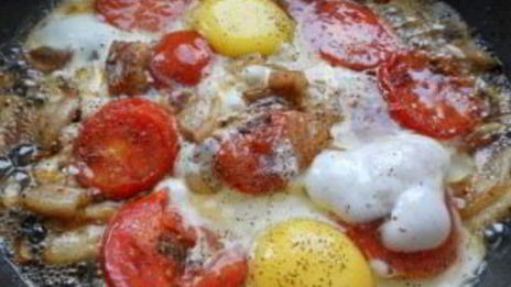 яичница с салом и помидорами