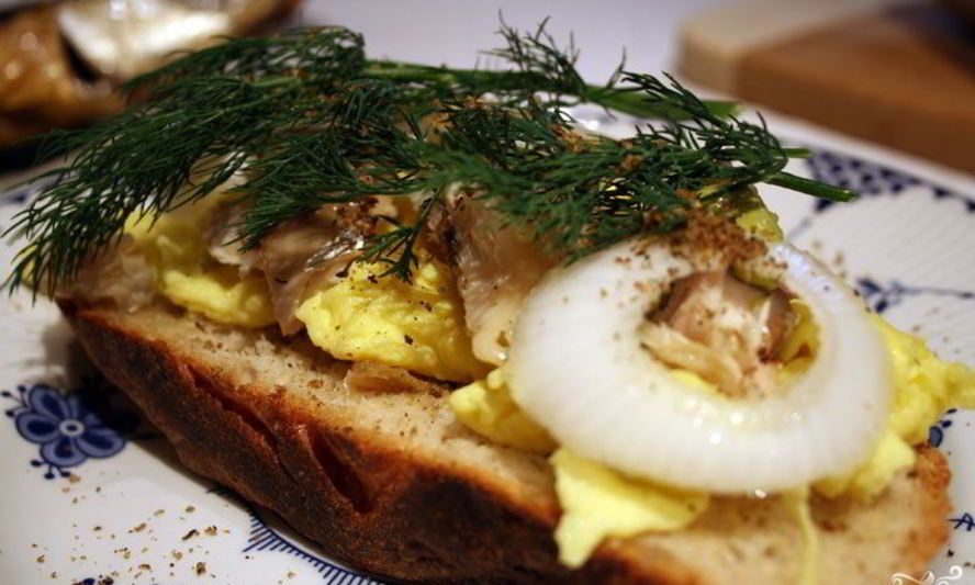 Рецепт яичница с селедкой