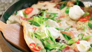 Яичница с шампиньонами, колбасками и сыром