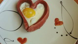 Яичница с сосиской в виде сердца