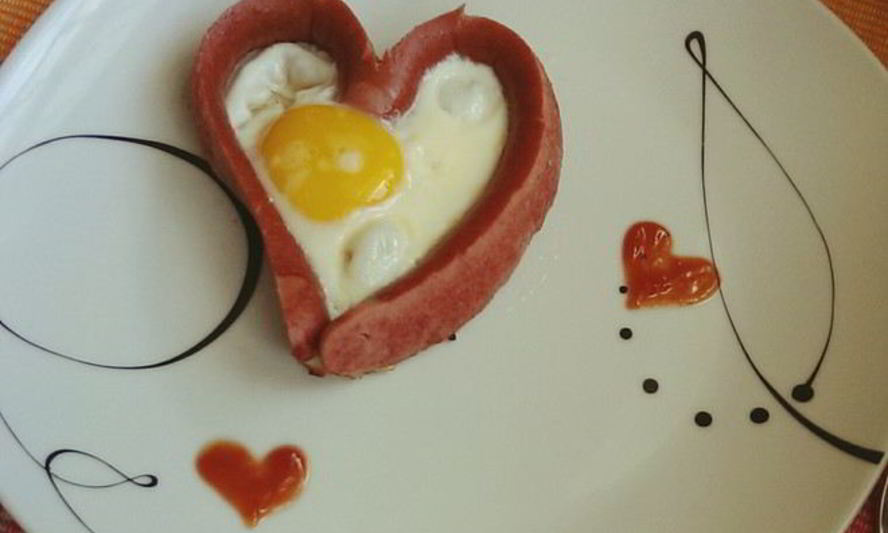 Рецепт яичница с сосиской в виде сердца