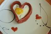Яичница с сосиской в виде сердца