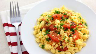 Яичница с сыром фета