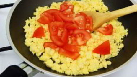 яичница с сыром фета